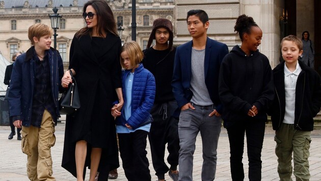 Angelina Jolie mit den Kindern Shiloh, Vivienne Marcheline, Pax, Maddox, Zahara und Knox Leon in Paris (Bild: www.PPS.at)