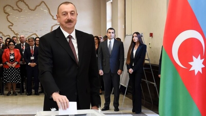 Präsident Ilham Aliyev bei der Präsidentschaftswahl im April 2018 - die er wenig überraschend erneut mit 86 Prozent der Stimmen gewann. (Bild: AP)