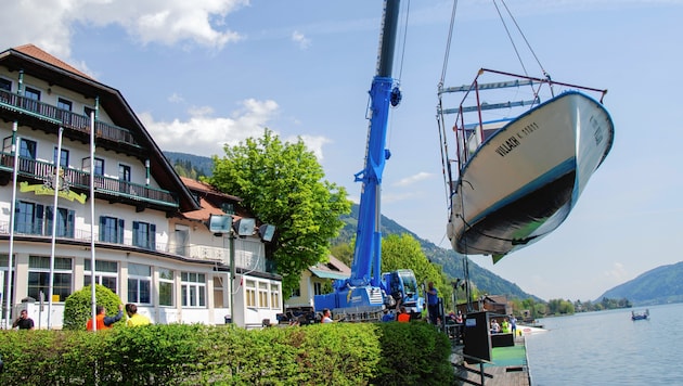 Bei der Schiffsanlegestelle Annenheim wurde die „MS Villach“ gestern aus dem Wasser gehoben und verladen (Bild: Fillei)