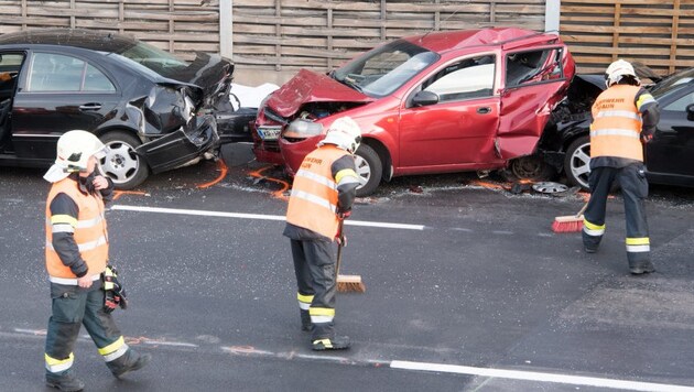 6 Autos krachten an der Trauner Kreuzung ineinander. Nun wurde der Unfallverursacher verurteilt. (Bild: FOTOKERSCHI.AT/KERSCHBAUMMAYR)