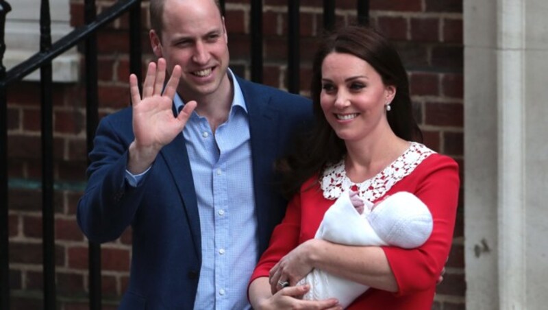 Prinz William und Herzogin Kate mit Prinz Louis (Bild: AFP )