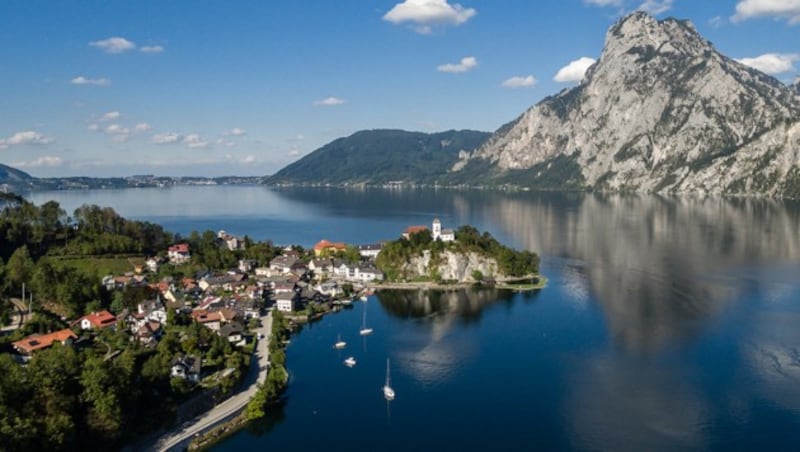 Im Traunsee kann man sich bei rund 20 Grad abkühlen. (Bild: stock.adobe.com)