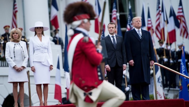 Macron wurde von Trump mit militärischen Ehren empfangen. Es war der erste Staatsbesuch in der Amtszeit des US-Präsidenten. (Bild: APA/AFP/Brendan Smialowski)