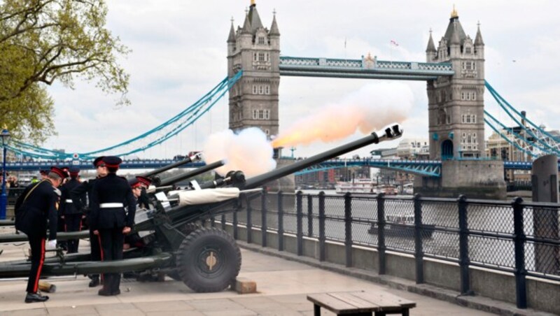 Die britische Armee gab im Londoner Hyde Park und am Tower Salutschüsse für den kleinen Prinzen ab. (Bild: AP)