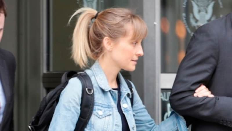 Allison Mack verlässt das Gericht in Brooklyn. Für sie wurde eine Kaution von Millionen Dollar hinterlegt. (Bild: Copyright 2018 The Associated Press. All rights reserved.)