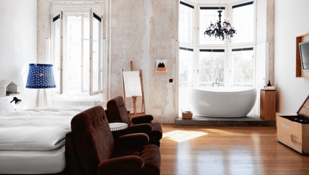 So schauen die neuen Zimmer im Hotel Wiesler aus. Nicht verputzte Wände, eine frei stehende Badewanne und eine Staffelei - das ist wahrer Luxus. (Bild: Weitzer Hotels/KÖNIGSHOFER MICHAEL)