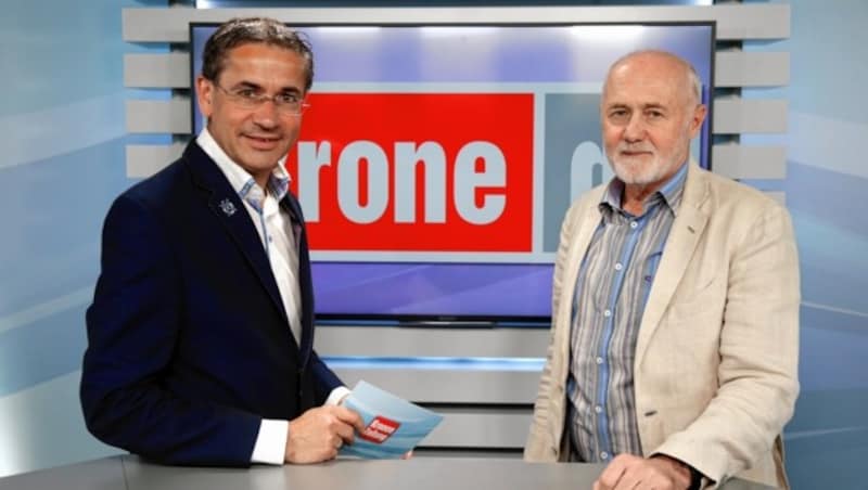 krone.tv- und W24-Moderator Gerhard Koller (li. im Bild) geht mit dem Leiter der „Krone“-Gesundheitsredaktion, Dr. Wolfgang Exel, der Frage nach, warum Politik krank macht. (Bild: Klemens Groh)