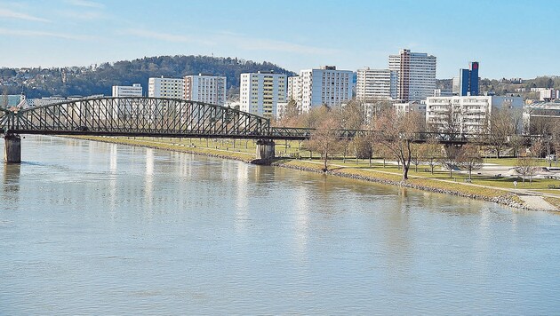 Die Hälfte der Linzer ärgert der Abriss der Eisenbahnbrücke noch immer. (Bild: Harald Dostal)