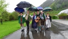 Die Ritschis und ihre Gäste ließen sich beim Start in Pernegg vom Regenwetter nicht die Laune verderben. (Bild: © Elmar Gubisch)