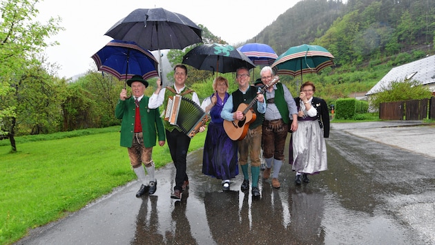 Die Ritschis und ihre Gäste ließen sich beim Start in Pernegg vom Regenwetter nicht die Laune verderben. (Bild: © Elmar Gubisch)