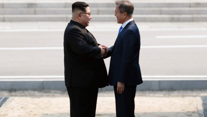 Kim Jong Un und Moon Jae In trafen einander an der Grenze von Nord- und Südkorea - und reichten einander die Hände. (Bild: KimSujin)