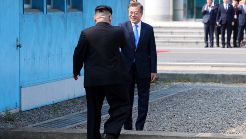 Ein historischer Schritt - als erster Führer Nordkoreas überschreitet Kim Jong Un die Grenze nach Südkorea. (Bild: AFP)