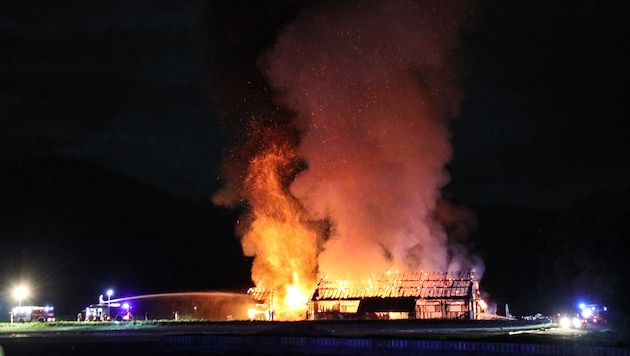 Der Brand in Innsbruck-Kranebitten (Bild: www.zeitungsfoto.at)