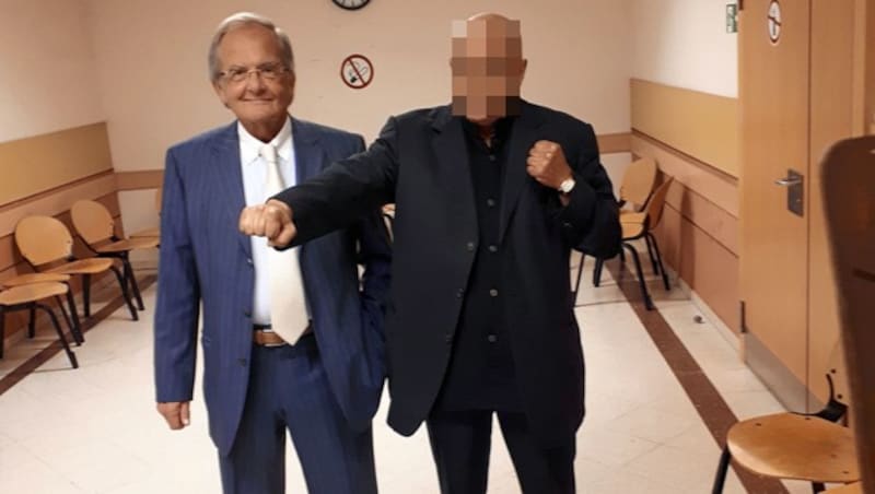 Verteidiger Peter Philipp mit seinem 67-jährigen Mandanten, der mit Afrikanischen Elefanten nichts zu tun haben will (Bild: Peter Grotter)