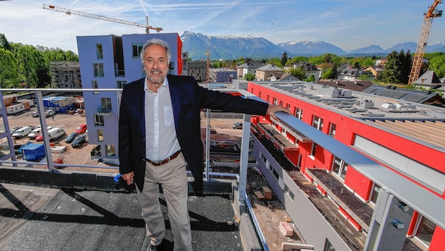 Der GSWB-Geschäftsführer Bernhard Kopf auf dem Balkon. Zur Erinnerung: Hier war einst eine alte Heeres-Kaserne . . . (Bild: Markus Tschepp)