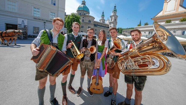 Die junge „D‘Gamsjaga“ aus dem Pongau eröffneten am Salzburg die Salzburger Straßenmusik. (Bild: Markus Tschepp)