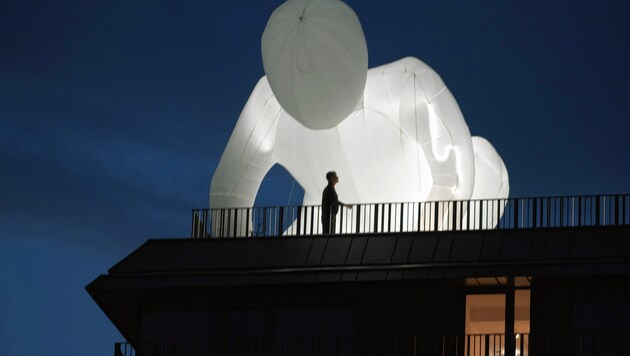 Amanda Parers Riesenskulptur auf dem Lendhotel (Bild: © Elmar Gubisch)