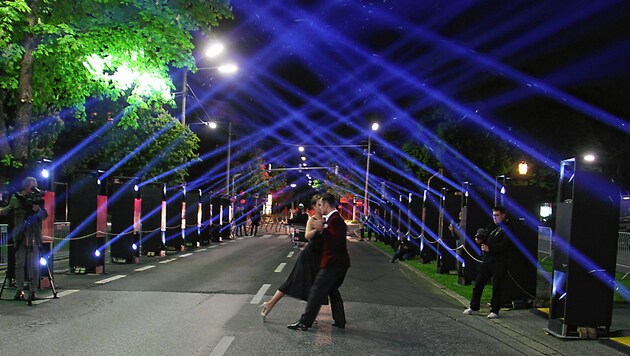Tango-Tanzen unterm Lichtzelt vor der Oper (Bild: Jauschowetz Christian)