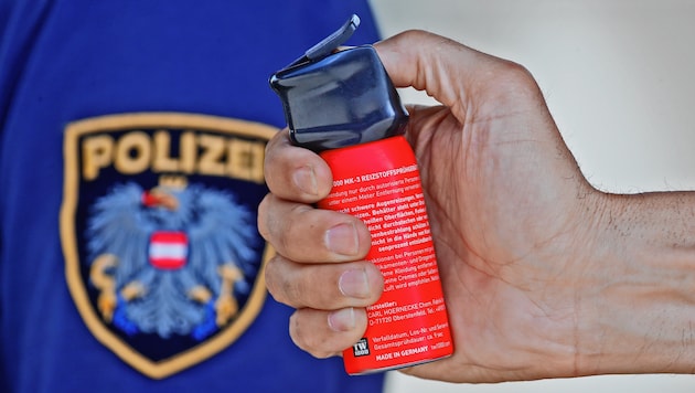 Die Polizei konnte den Randalierer nur mit Pfefferspray bändigen. (Bild: Christof Birbaumer)