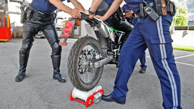 Immer wieder „fischt“ die Polizei frisierte Mopeds aus dem Verkehr. (Bild: Christof Birbaumer (Symbolbild), Krone KREATIV)