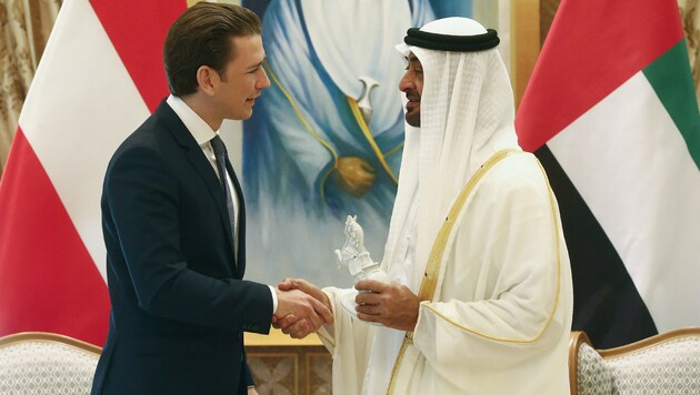Bundeskanzler Sebastian Kurz wurde am Sonntag in Abu Dhabi von Kronprinz Scheich Mohammed bin Zayid Al Nahyan empfangen. (Bild: BUNDESKANZLERAMT/DRAGAN TATIC)