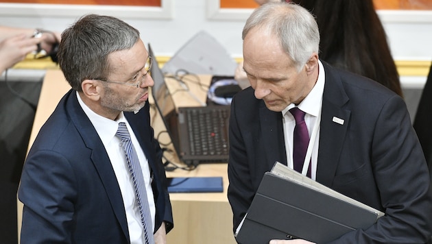 Der damalige Innenminister Herbert Kickl (FPÖ) mit seinem ehemaligen Generalsekretär Peter Goldgruber (Bild: APA/HANS PUNZ)
