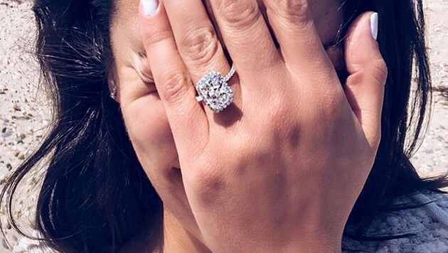 Lea Michele zeigt ihren XXL-Verlobungsring. (Bild: instagram.com/leamichele)