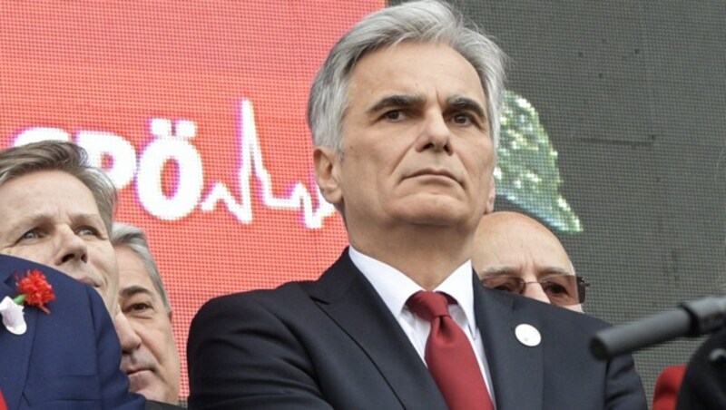 Die SPÖ hat freilich nicht nur positive Erfahrungen mit dem 1. Mai: 2016 wurde Bundeskanzler Werner Faymann ausgepfiffen. Kurz darauf trat er zurück. (Bild: APA/HANS PUNZ)