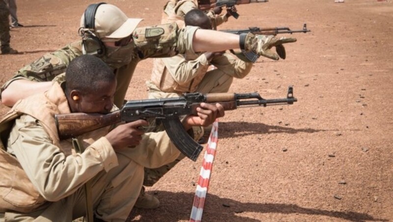 Training im Anti-Terror-Kampf: Ein Ausbildner aus Wiener Neustadt mit einem burkinischen Soldaten (Bild: HBF/Pusch)