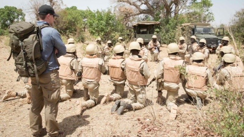 Befehlsausgabe in einem Vorort von Ouagadougou (Bild: Pusch)