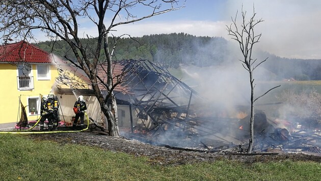 Beim Feuer in Gutau wurde die Hälfte des Wirtschaftstrakts vernichtet (Bild: Mario Kienberger)