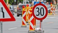 Im Baustellenbereich kam es zu dem Unfall (Symbolbild).