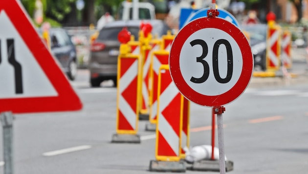 Im Baustellenbereich kam es zu dem Unfall (Symbolbild).