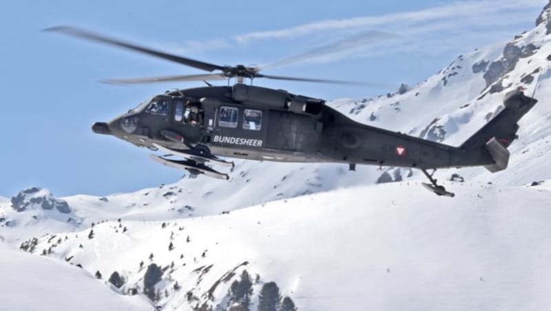 Auch ein „Black-Hawk“ des Bundesheeres steht bereit, um Bäume vom Schnee zu befreien. (Bild: Christof Birbaumer)