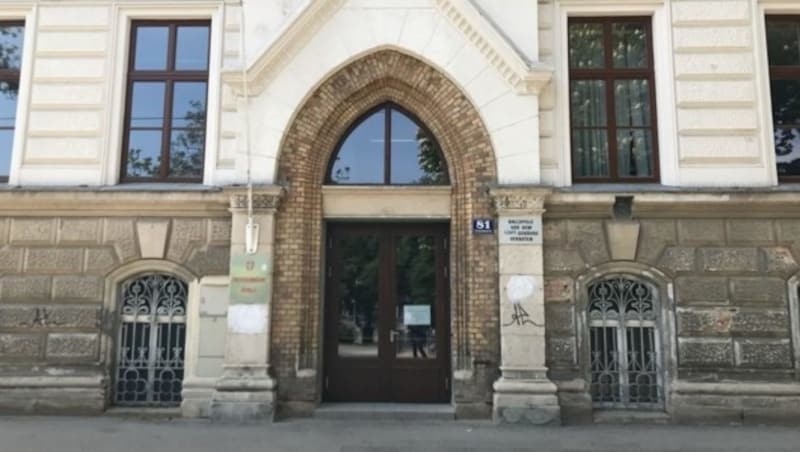 Vor dieser Schule im 18. Wiener Gemeindebezirk kam es im Mai 2018 zu einem Messerstich. (Bild: Alexander Bischofberger-Mahr)