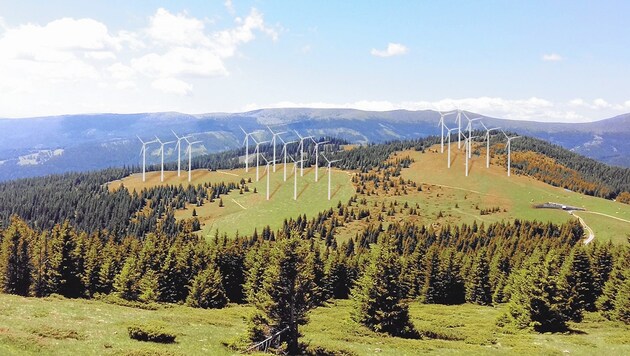 In dieser Fotomontage sind es 20 Windräder - vorerst genehmigt wurden nur 17 Stück. (Bild: Krone Grafik/Energie Steiermark)