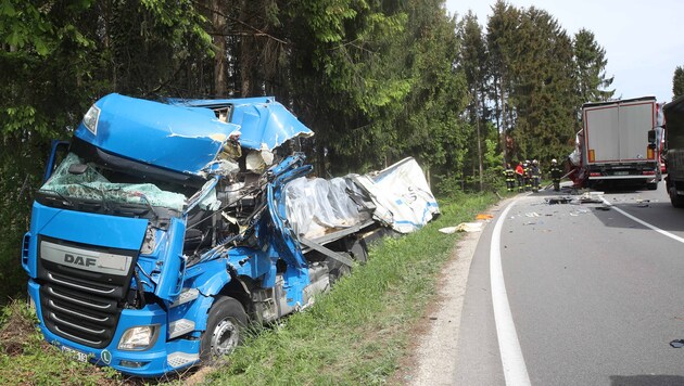 Das Führerhaus des ungarischen Lkw wurde aufgerissen, der Lenker (59) wurde dabei schwer verletzt. Er musste ins UKH Salzburg geflogen werden (Bild: Pressefoto Scharinger © Daniel Scharinger)