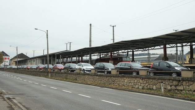 Der Pendlerparkplatz beim Bahnhof in Attnang-Puchheim ist trotz 930 errichteten Stellflächen regelmäßig viel zu klein. (Bild: Helmut Klein)