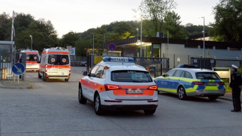 Großeinsatz in der Flüchtlingsunterkunft in Ellwangen (Bild: APA/dpa/Stefan Puchner)