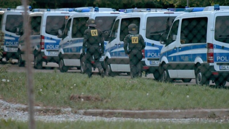 Polizisten in Schutzanzügen vor der Flüchtlingsunterkunft in Ellwangen (Bild: APA/dpa/Stefan Puchner)