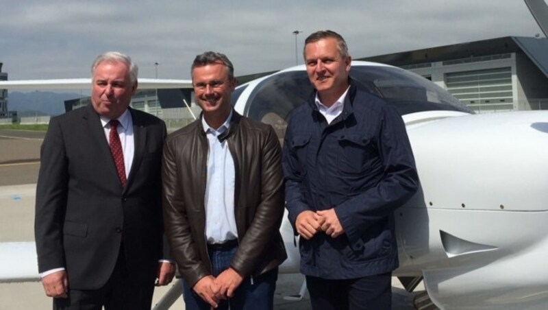 Hermann Schützenhöfer mit Norbert Hofer und Mario Kunasek (v.l.n.r.) (Bild: krone.at)