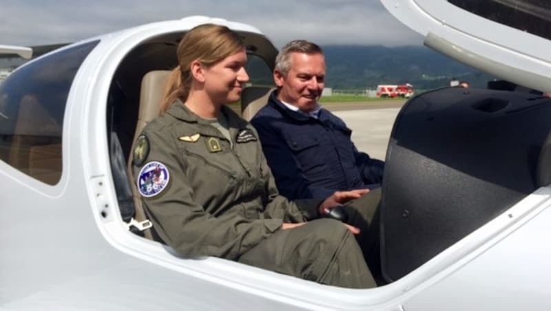 Verteidigungsminister Kunasek nahm in der neuen Maschine Platz. (Bild: krone.at)