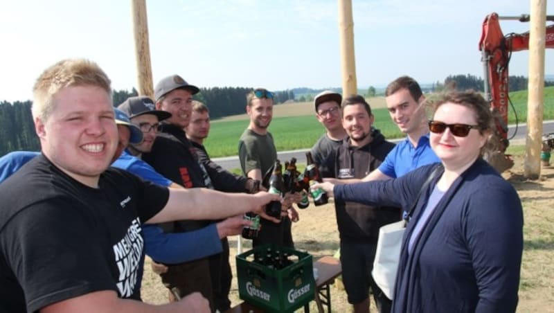 Der Eferdinger Bürgermeister Severin Mair (2.v.re) hat mit der Maibaum-Crew Steinbruch die Auslöse bereits ausverhandelt. (Bild: Maibaum-Crew Steinbruch)