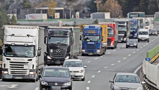 A Greek truck driver used two driver cards to cheat on the statutory rest periods (symbolic image). (Bild: Christof Birbaumer (Archivbild))