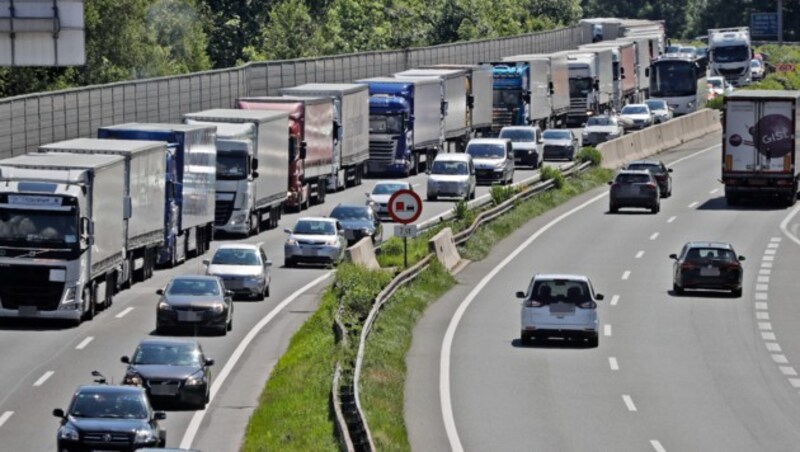 Lkw-Staus auf Tirols Autobahnen. Sollte der Nachwuchs an Fahrern ausbleiben, dürfte dieses Bild bald schon der Vergangenheit angehören. (Bild: Christof Birbaumer (Symbolbild))