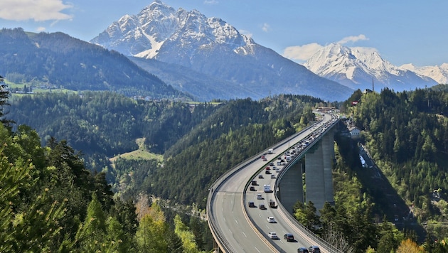 Ein Bild aus alten Tagen - aktuell sind die 40-50% weniger Lkw auf Tirols Straßen unterwegs. Der Individualverkehr ist um 80 Prozent gesunken. (Bild: Christof Birbaumer)