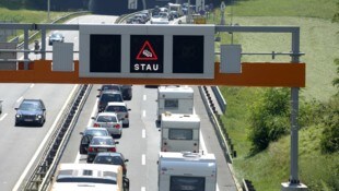 Die Tunnelsperre sorgte für einen langen Stau.  (Bild: Christof Birbaumer)