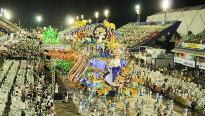 Die Samba-Umzüge zum Karneval in Rio sind weltberühmt. (Bild: wikipedia.org)