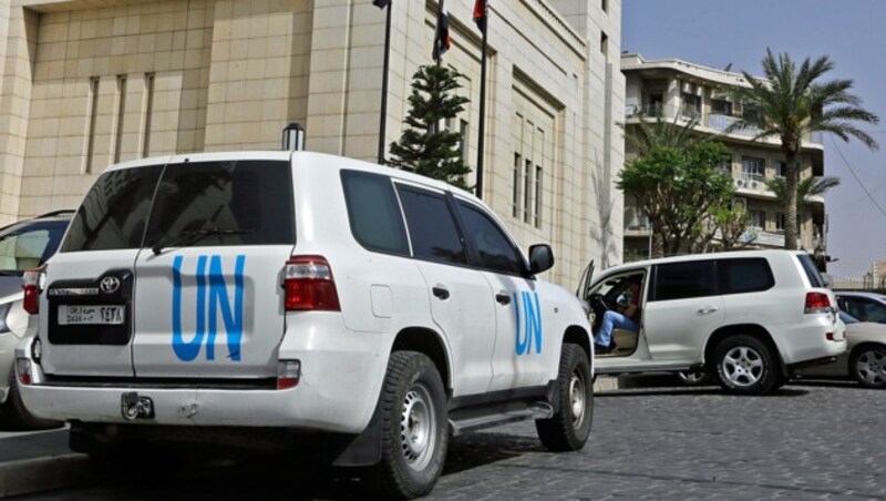 Fahrzeuge der Vereinten Nationen vor jenem Hotel in Damaskus, in dem die OPCW-Inspektoren untergebracht waren (Bild: APA/AFP/LOUAI BESHARA)