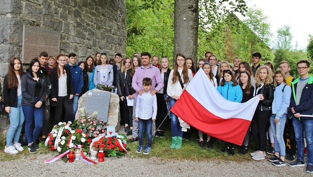 Die Schülergruppe aus Zawierce besuchte nach dem nächtlichen Feuerschock den Gedenkstein des polnischen KZ-Ebensee-Überlebenden Lasidlav Zuk (Bild: Marion Hörmandinger)